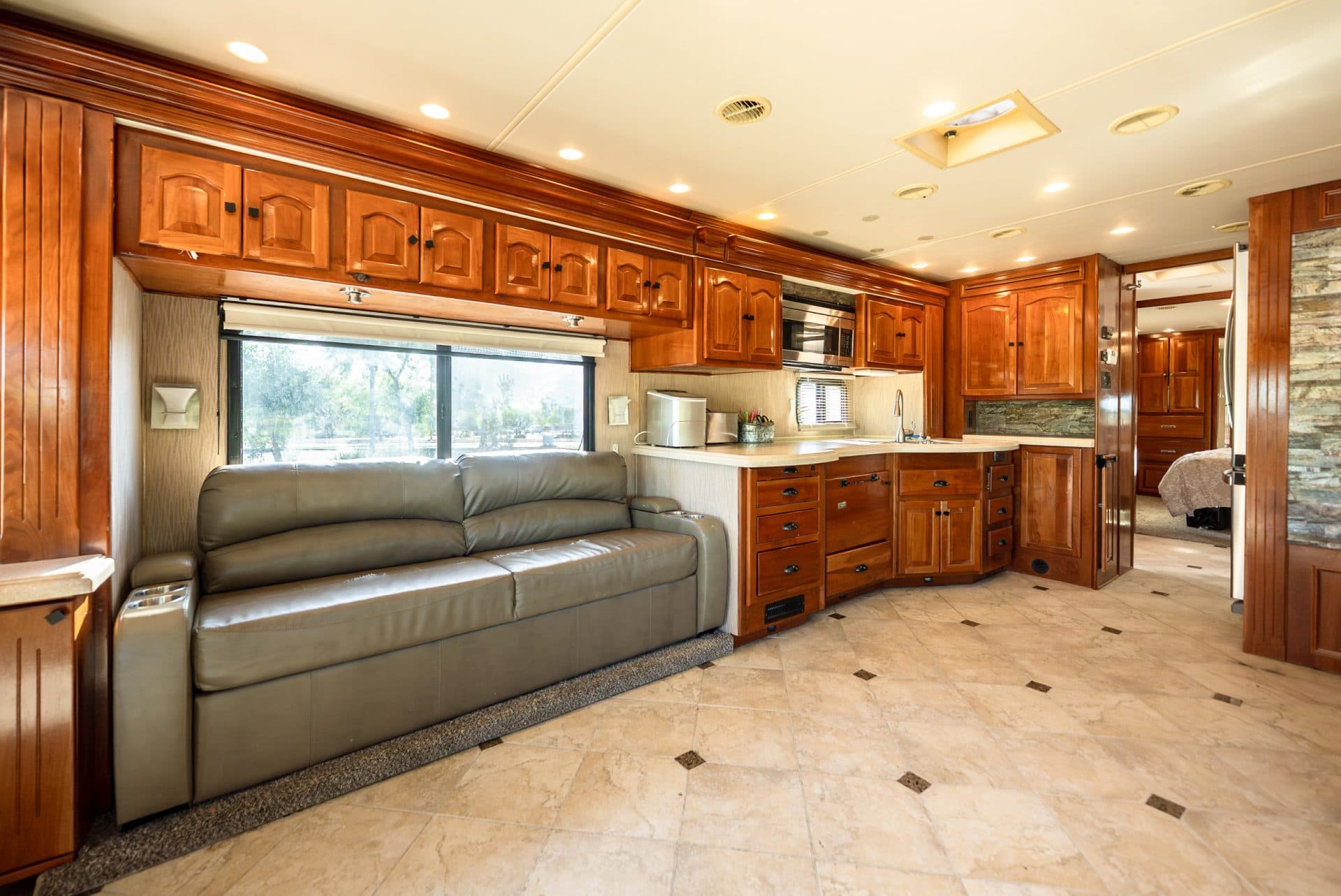 Luxurious 42 Foot Motorhome 10