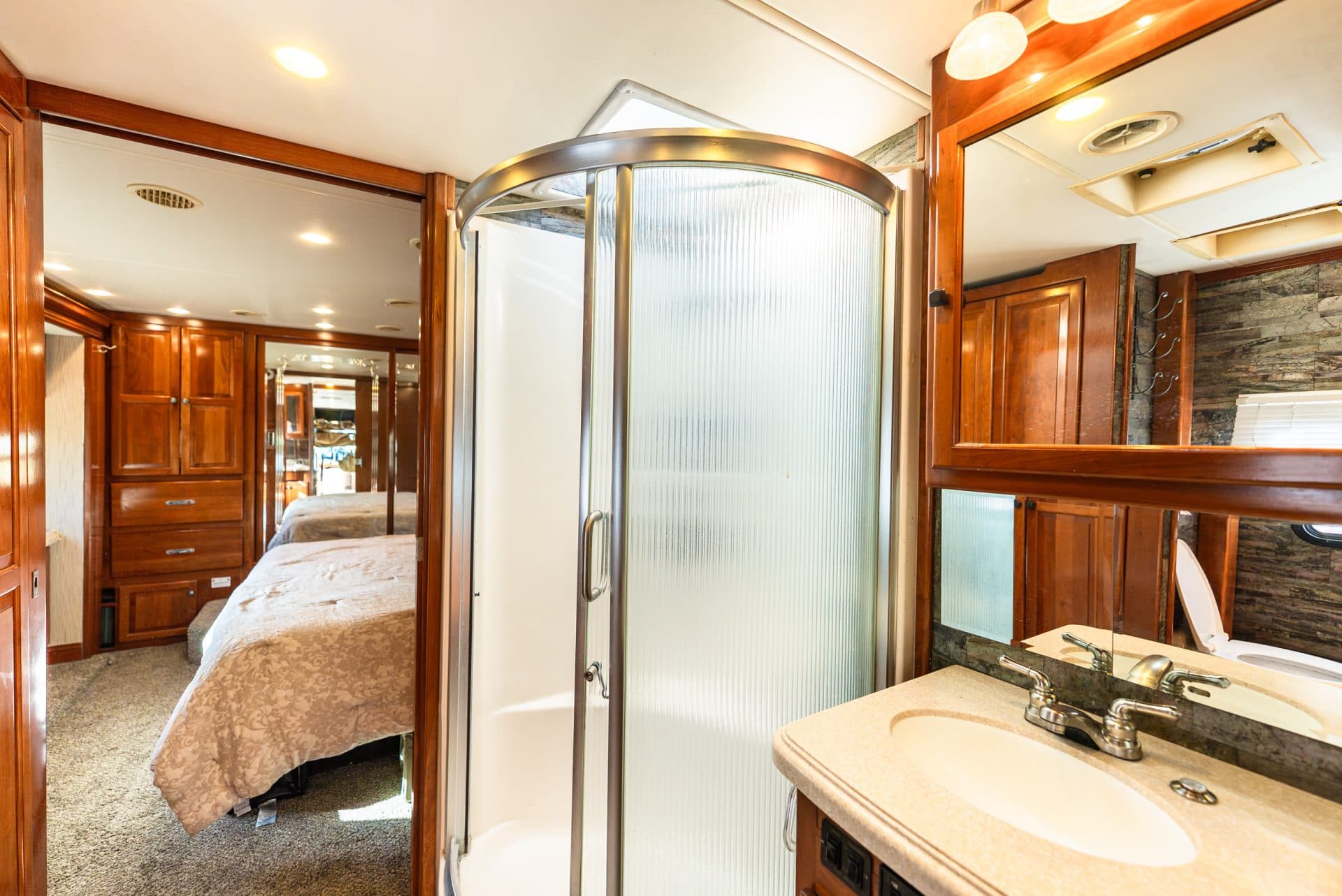 Luxurious 42 Foot Motorhome 13