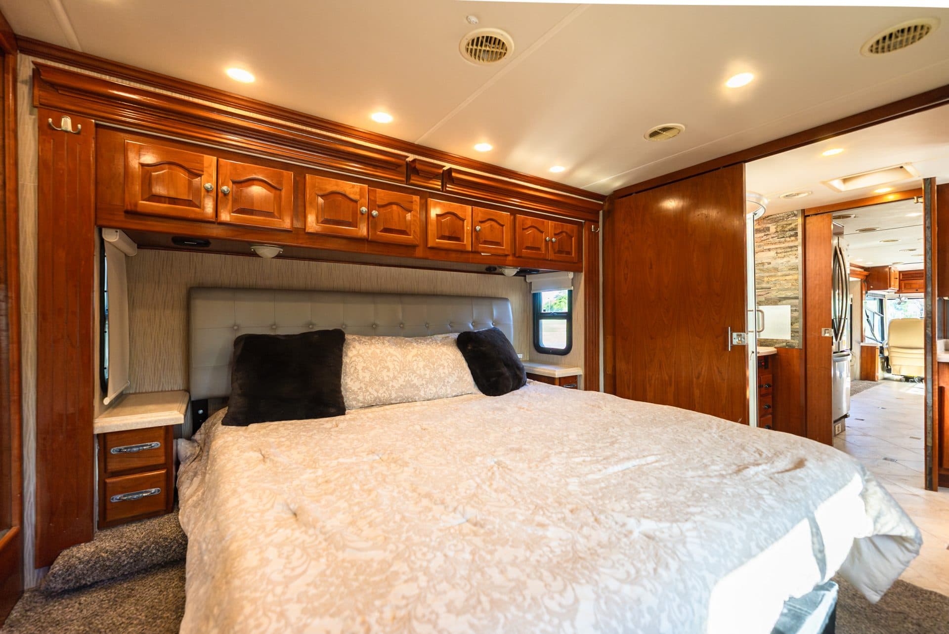 Luxurious 42 Foot Motorhome 14
