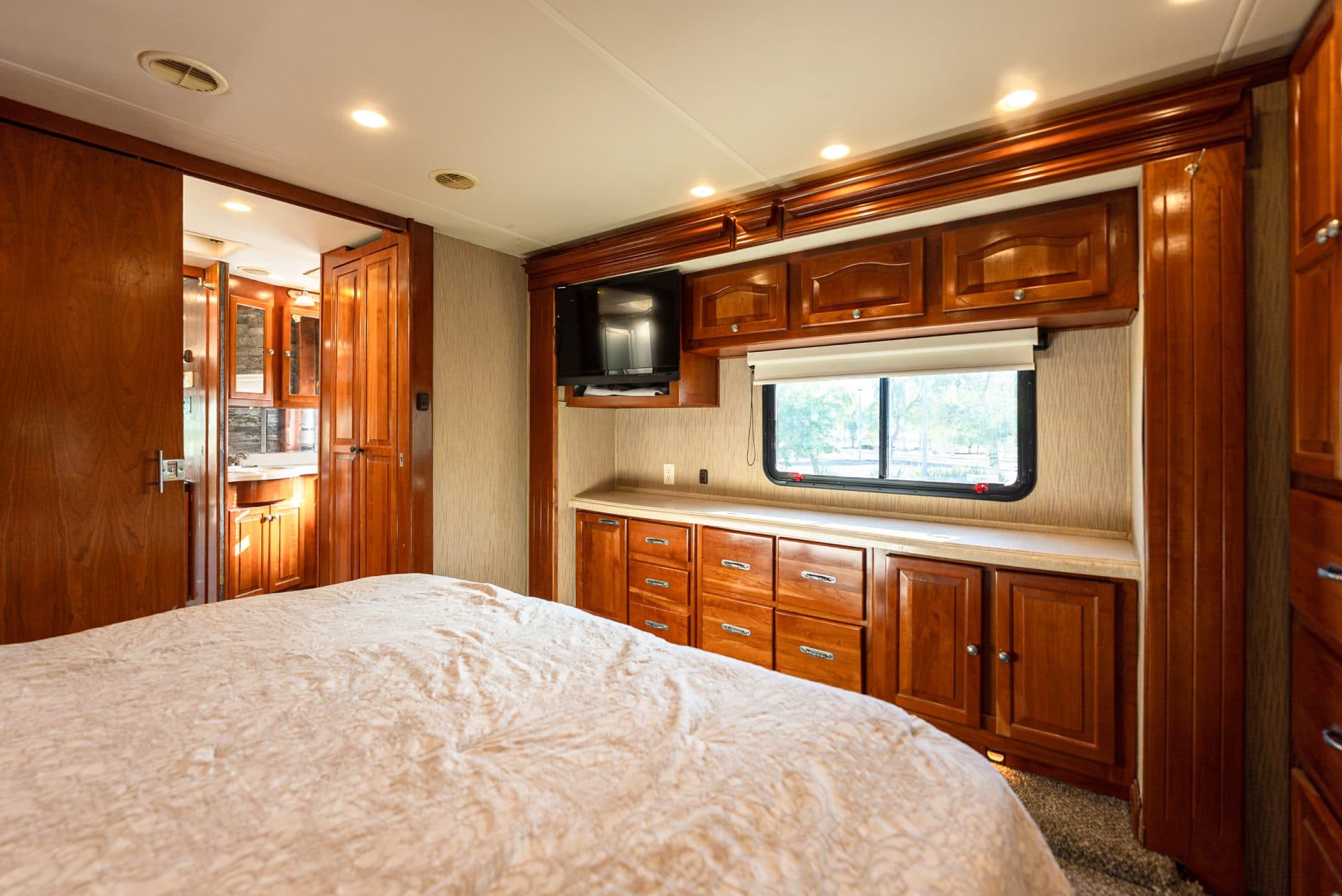 Luxurious 42 Foot Motorhome 7