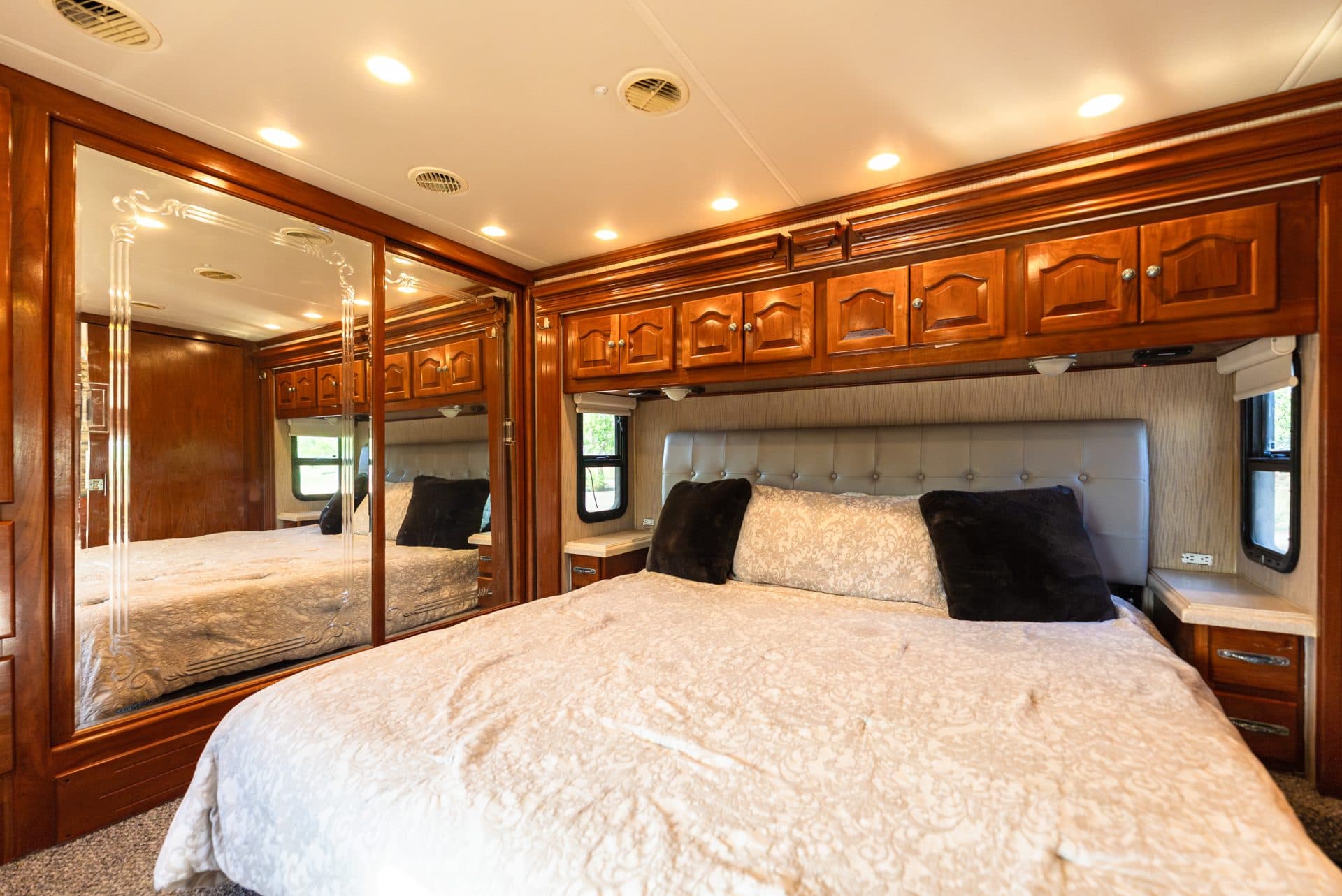 Luxurious 42 Foot Motorhome 15